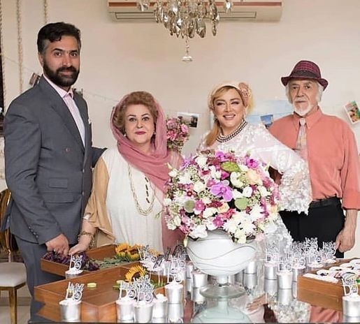 بهاره رهنما در کنار پدر، مادر و همسرش